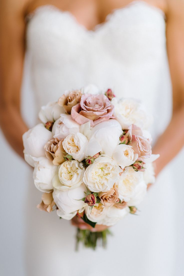 "Variety of Roses! A Bouquet Catalog Featuring 'Garden Roses' with Their Abundant Petals"にて紹介している画像