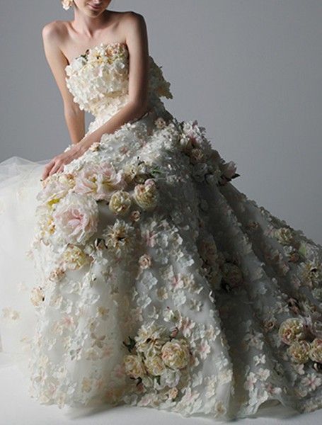 "Of Course, It's Yumi Katsura! The Flower-Filled Dresses from 'YUMI KATSURA' Are Absolutely Adorable!"にて紹介している画像