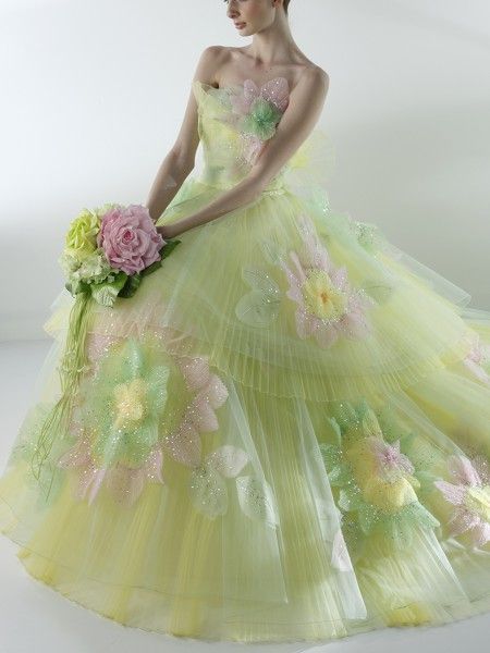 "Of Course, It's Yumi Katsura! The Flower-Filled Dresses from 'YUMI KATSURA' Are Absolutely Adorable!"にて紹介している画像
