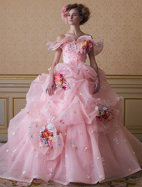 "Of Course, It's Yumi Katsura! The Flower-Filled Dresses from 'YUMI KATSURA' Are Absolutely Adorable!"にて紹介している画像