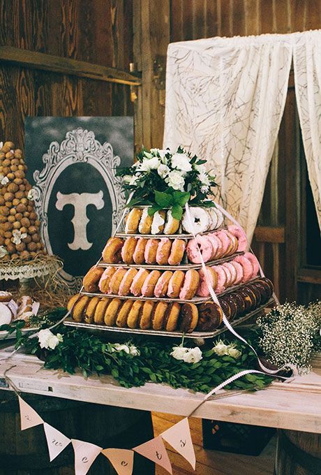 9 Adorable and Easy-to-Eat 'Donut Towers' That Are Trending as Wedding Cake Alternatives ♡にて紹介している画像