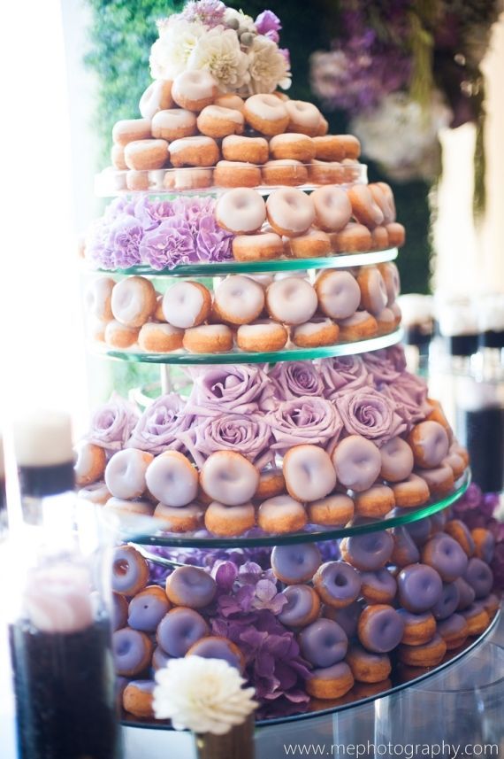 9 Adorable and Easy-to-Eat 'Donut Towers' That Are Trending as Wedding Cake Alternatives ♡にて紹介している画像