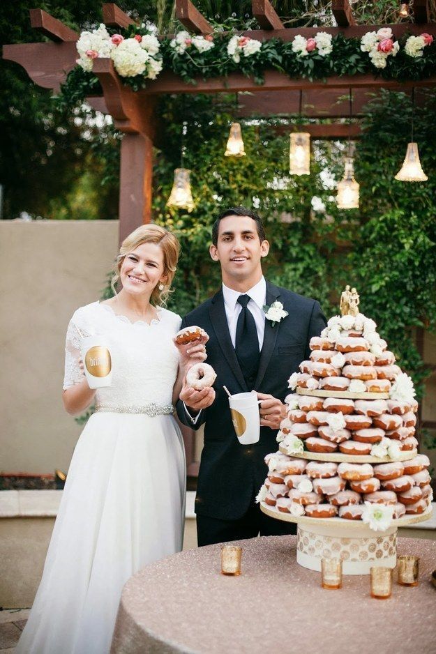 9 Adorable and Easy-to-Eat 'Donut Towers' That Are Trending as Wedding Cake Alternatives ♡にて紹介している画像