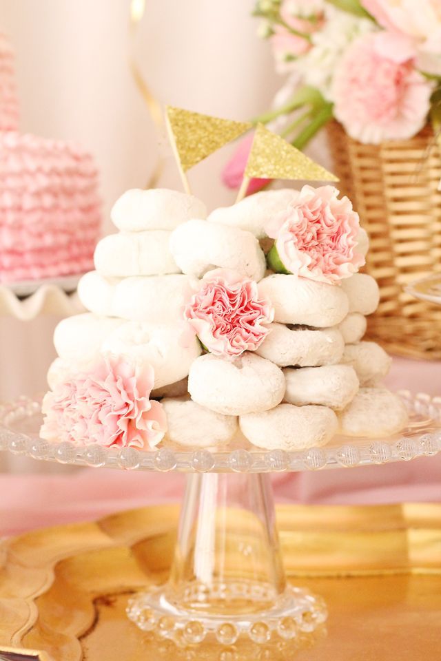 9 Adorable and Easy-to-Eat 'Donut Towers' That Are Trending as Wedding Cake Alternatives ♡にて紹介している画像