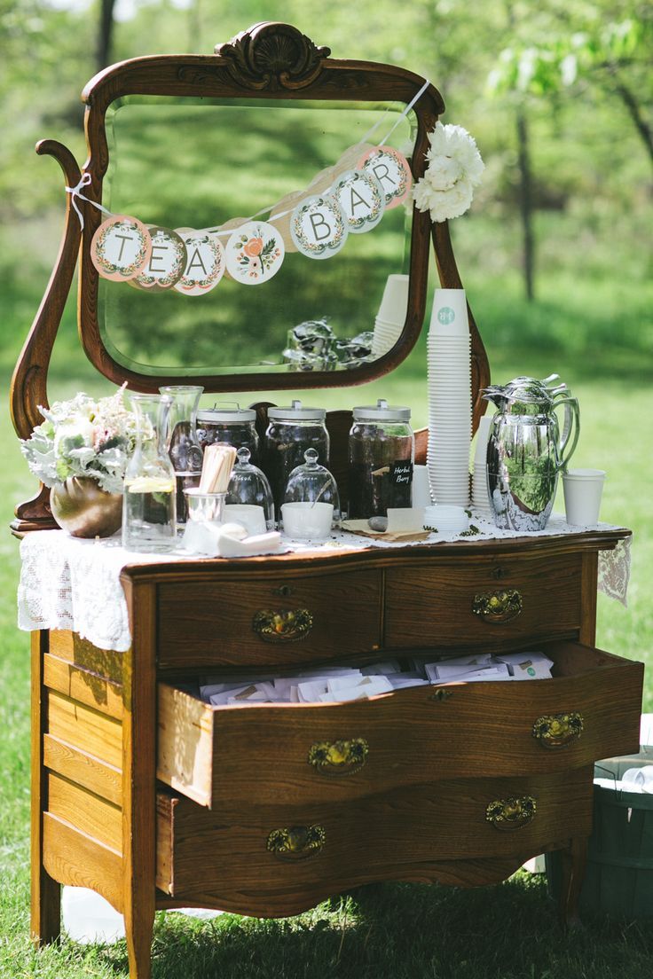 Elevated Wedding Coordination with a Vintage Dresser Inspired by Overseas Weddings ♡にて紹介している画像