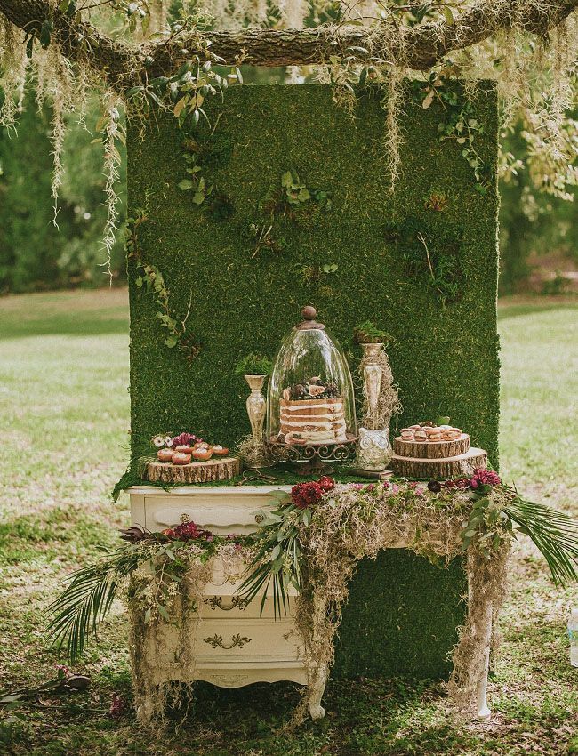 Elevated Wedding Coordination with a Vintage Dresser Inspired by Overseas Weddings ♡にて紹介している画像