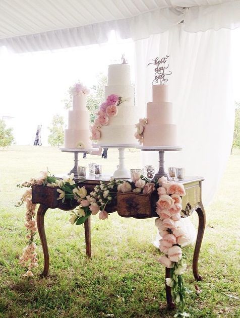 Elevated Wedding Coordination with a Vintage Dresser Inspired by Overseas Weddings ♡にて紹介している画像