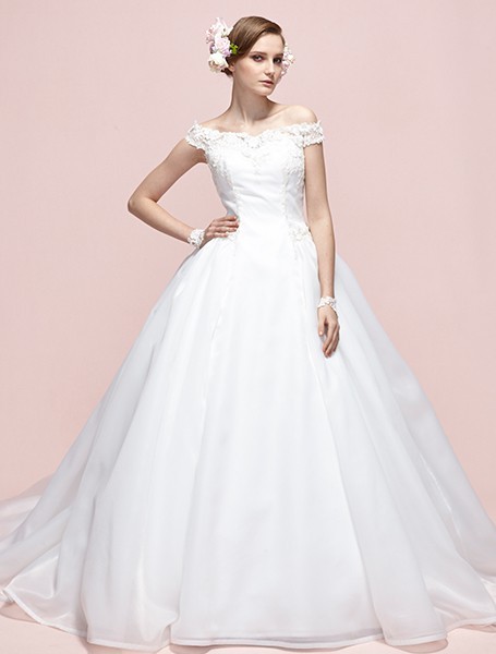 Just Like a Flower Field ♡ Adorably Beautiful 'YUMI KATSURA' 2016 Spring New Dress Catalog*にて紹介している画像