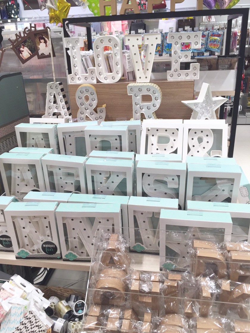 おしゃれすぎる演出に一目ぼれ…♡キラキラ可愛いマーキーライトの飾り方アイデア5選♩にて紹介している画像