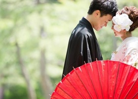 If you are planning a pre-wedding shoot in traditional Japanese attire such as a iro-uchikake or shiro-muku, one essential item to have is a 'wagasa' (Japanese umbrella). This article summarizes the different types of wagasa and showcases beautiful shots featuring them.