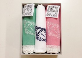 結婚式って感動するもの。新郎新婦は涙を拭く為のブライダルハンカチを用意するのが必須ですよね。新しい特別な結婚式用のハンカチを用意して、サムシングフォーのサムシングニューにあやかりたいけど、どこのブランドがおすすめか分からない！そんなあなたに刺繍が素敵なイリナムがおすすめ＊