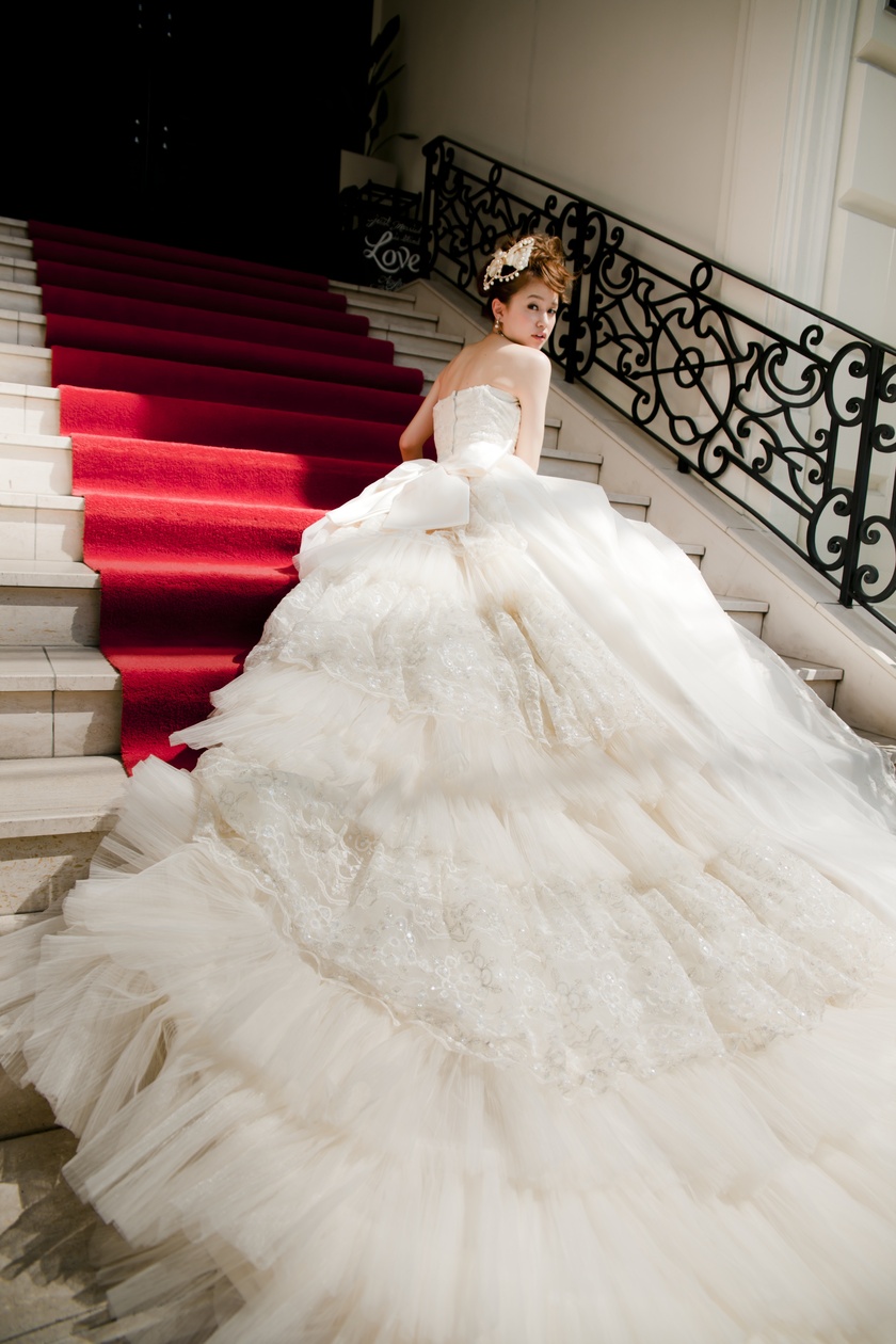 Wedding Dresses That Emphasize the Back: 15 Ultimate "Back-Design Dresses" to Adore♡にて紹介している画像