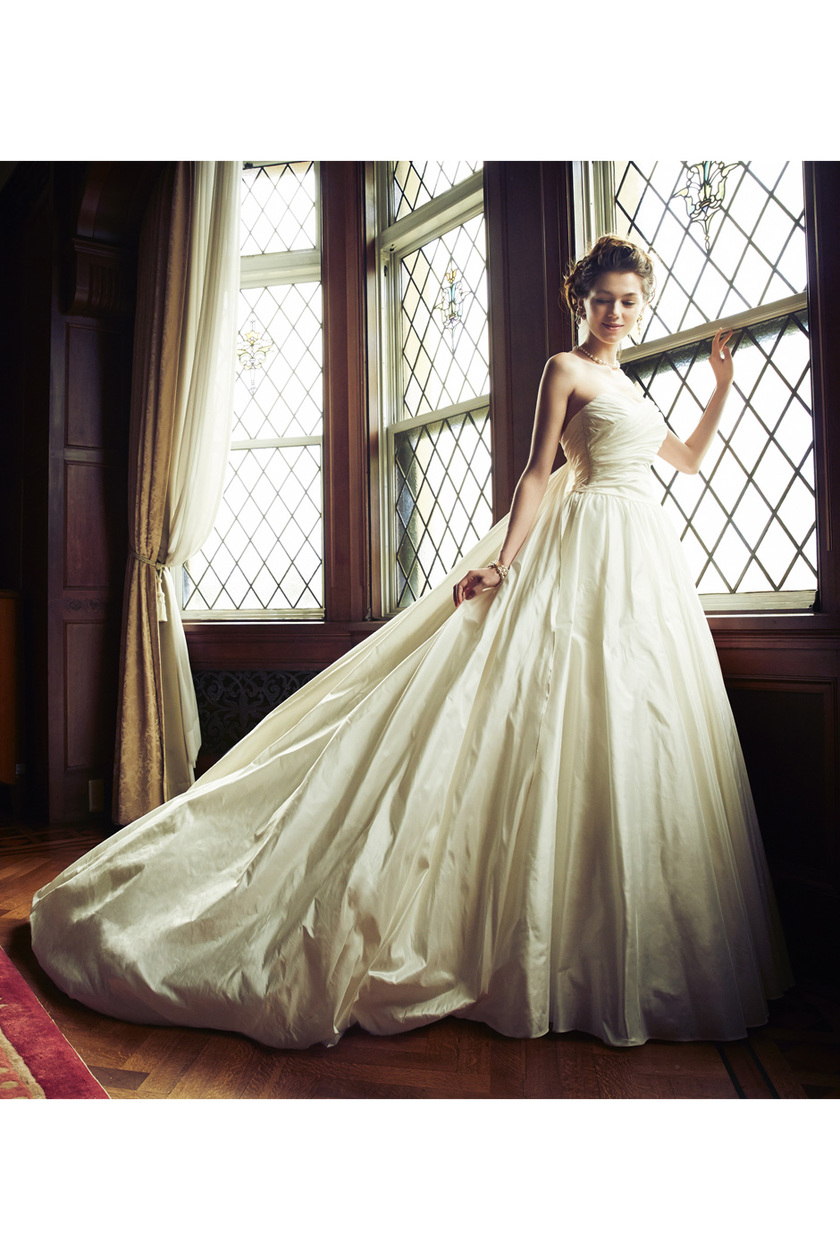 Wedding Dresses That Emphasize the Back: 15 Ultimate "Back-Design Dresses" to Adore♡にて紹介している画像