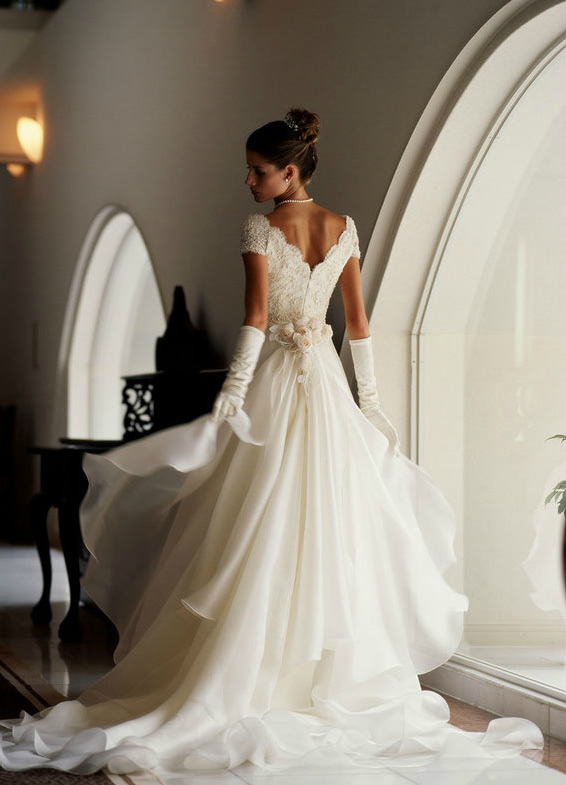Wedding Dresses That Emphasize the Back: 15 Ultimate "Back-Design Dresses" to Adore♡にて紹介している画像