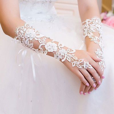 Enhance the Beauty of Nails and Rings: A Romantic Touch with Lacey Fingerless Gloves ♡にて紹介している画像