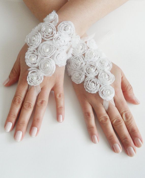 Enhance the Beauty of Nails and Rings: A Romantic Touch with Lacey Fingerless Gloves ♡にて紹介している画像