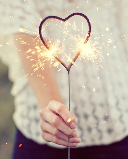 A Shower of Blessings: The Perfect Fireworks Display for Night Weddings, Popular Overseas!にて紹介している画像