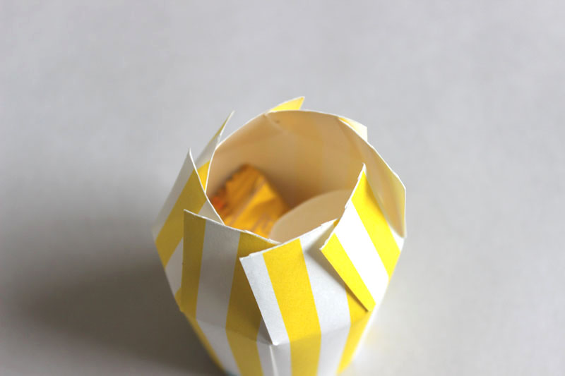 DIY Wedding Ideas from 100 Yen Shops: A Collection of Cute Gift Wrapping Ideas Using Paper Cups ♡にて紹介している画像
