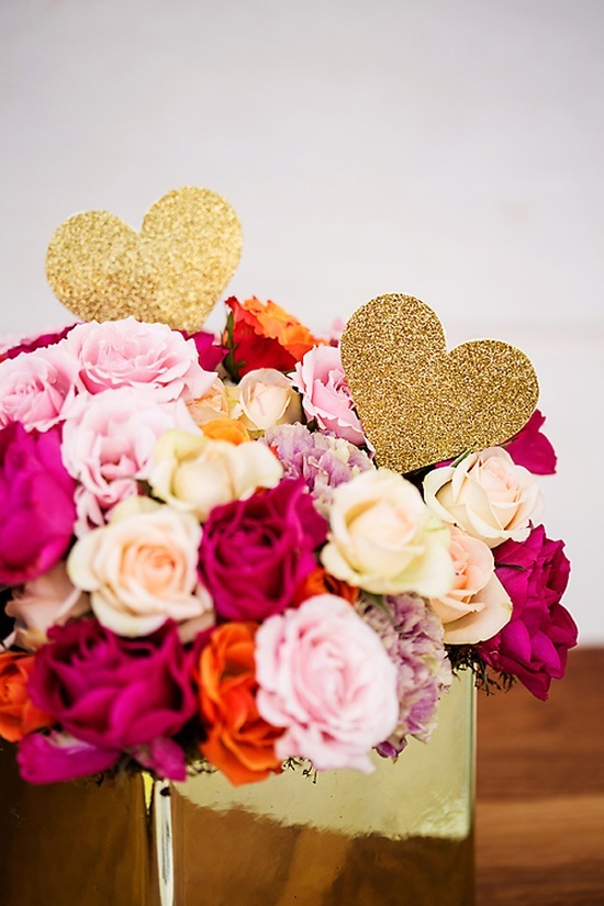 Sparkling Glitter Table Decor Ideas✨にて紹介している画像