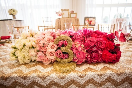 Sparkling Glitter Table Decor Ideas✨にて紹介している画像