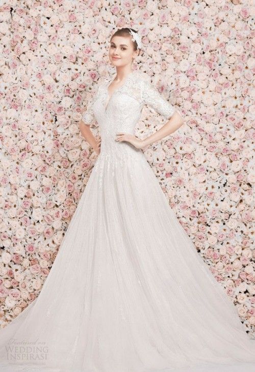 "Flower Wonderland: 10 Inspiring 'Flower Walls' to Brighten Your Photo Booth and Head Table"にて紹介している画像