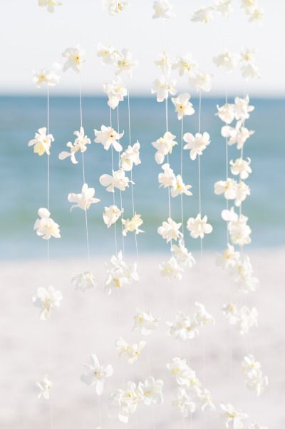 "Flower Wonderland: 10 Inspiring 'Flower Walls' to Brighten Your Photo Booth and Head Table"にて紹介している画像