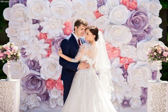 "Flower Wonderland: 10 Inspiring 'Flower Walls' to Brighten Your Photo Booth and Head Table"にて紹介している画像