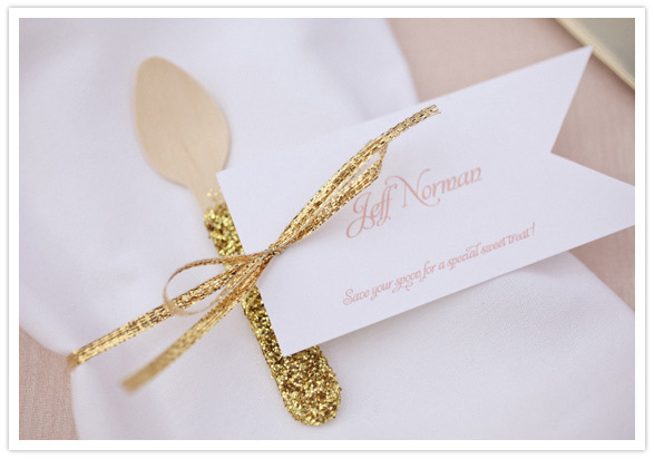 Sparkling Glitter Table Decor Ideas✨にて紹介している画像