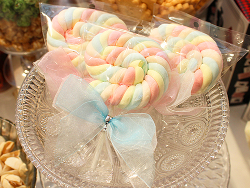 Invitation to Wonderland: A Collection of Trending Alice-Inspired Wedding Ideas ♡にて紹介している画像