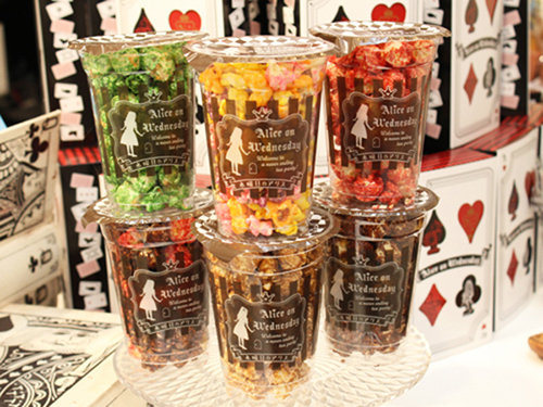 Invitation to Wonderland: A Collection of Trending Alice-Inspired Wedding Ideas ♡にて紹介している画像