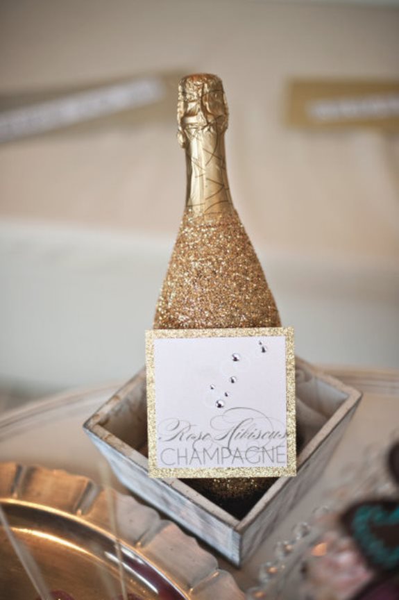Sparkling Glitter Table Decor Ideas✨にて紹介している画像