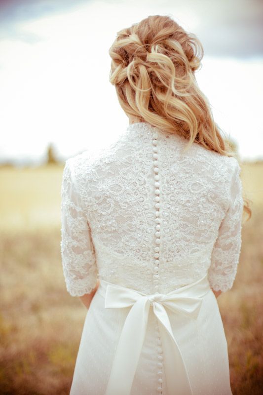 Everyone Looks Great: Adorable Half-Up Hairstyles for a Naturally Elegant Bride ♡にて紹介している画像