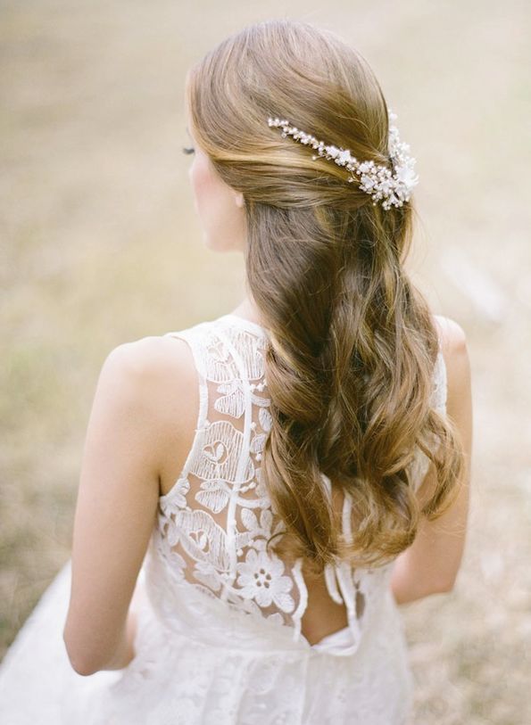 Everyone Looks Great: Adorable Half-Up Hairstyles for a Naturally Elegant Bride ♡にて紹介している画像