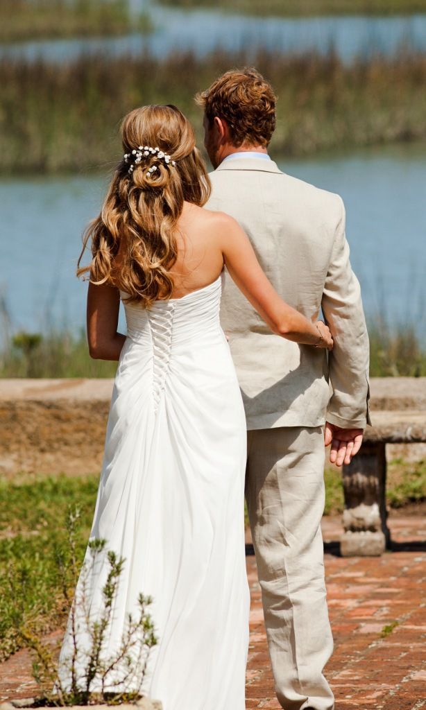 Everyone Looks Great: Adorable Half-Up Hairstyles for a Naturally Elegant Bride ♡にて紹介している画像