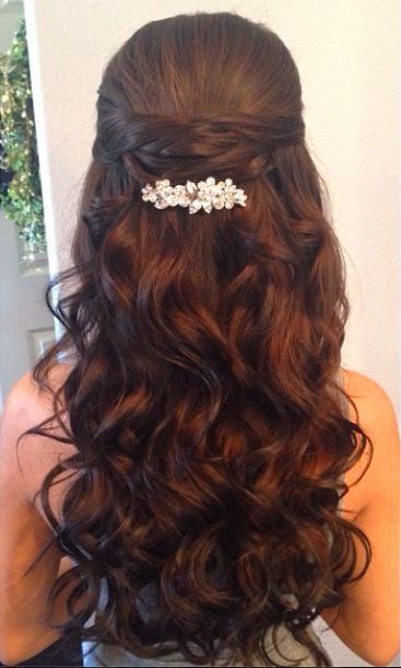 Everyone Looks Great: Adorable Half-Up Hairstyles for a Naturally Elegant Bride ♡にて紹介している画像