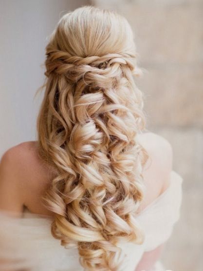 Everyone Looks Great: Adorable Half-Up Hairstyles for a Naturally Elegant Bride ♡にて紹介している画像