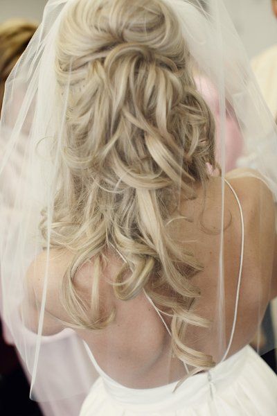 Everyone Looks Great: Adorable Half-Up Hairstyles for a Naturally Elegant Bride ♡にて紹介している画像