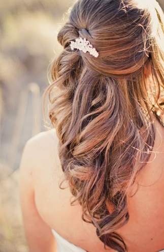 Everyone Looks Great: Adorable Half-Up Hairstyles for a Naturally Elegant Bride ♡にて紹介している画像