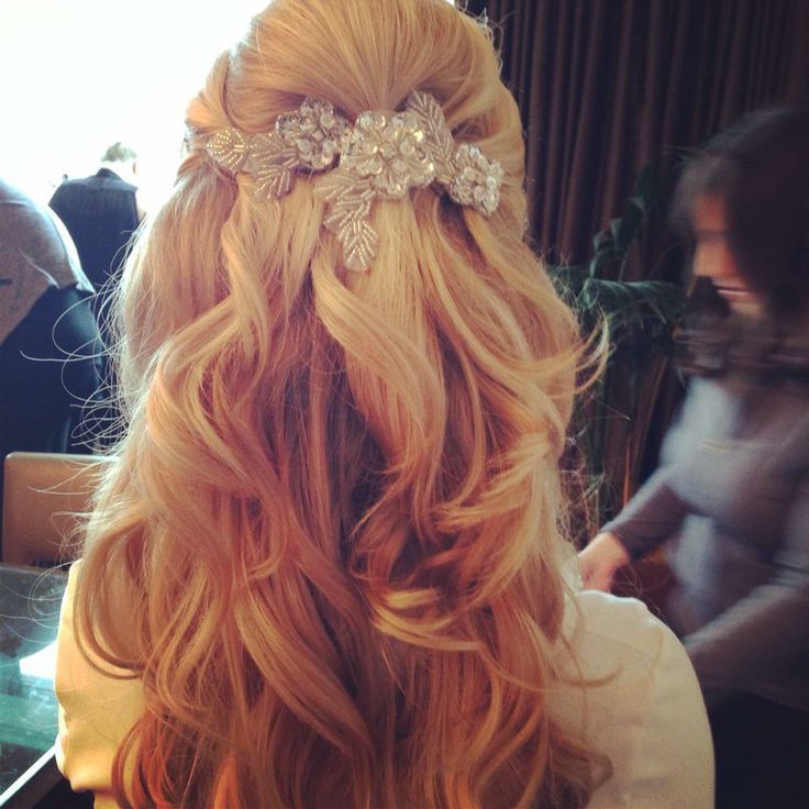 みーんな似合う愛されアレンジ♡ハーフアップでナチュラル上品な花嫁ヘアに♡にて紹介している画像