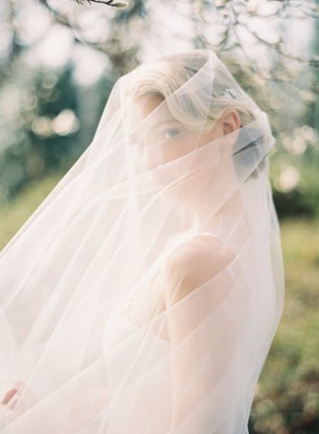 The Stylish Bride's Secret: A Collection of Unique and Adorably Unconventional Veils♡にて紹介している画像