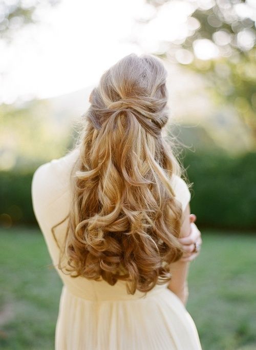 Everyone Looks Great: Adorable Half-Up Hairstyles for a Naturally Elegant Bride ♡にて紹介している画像