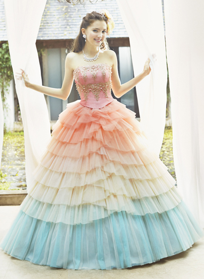 みんなをHAPPYにする♡レインボー・グラデーションドレスの人気カラードレス15選❀にて紹介している画像