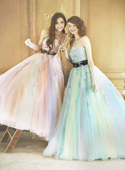 みんなをHAPPYにする♡レインボー・グラデーションドレスの人気カラードレス15選❀にて紹介している画像