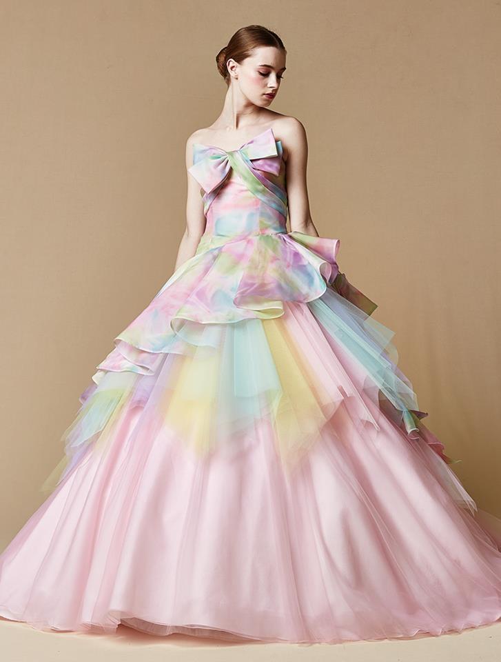 みんなをHAPPYにする♡レインボー・グラデーションドレスの人気カラードレス15選❀にて紹介している画像