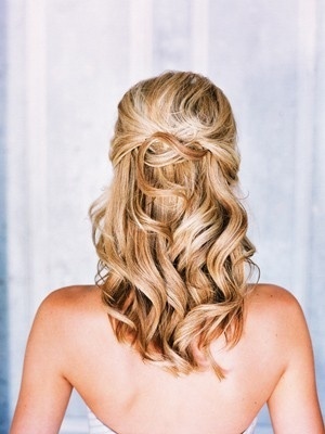 Everyone Looks Great: Adorable Half-Up Hairstyles for a Naturally Elegant Bride ♡にて紹介している画像