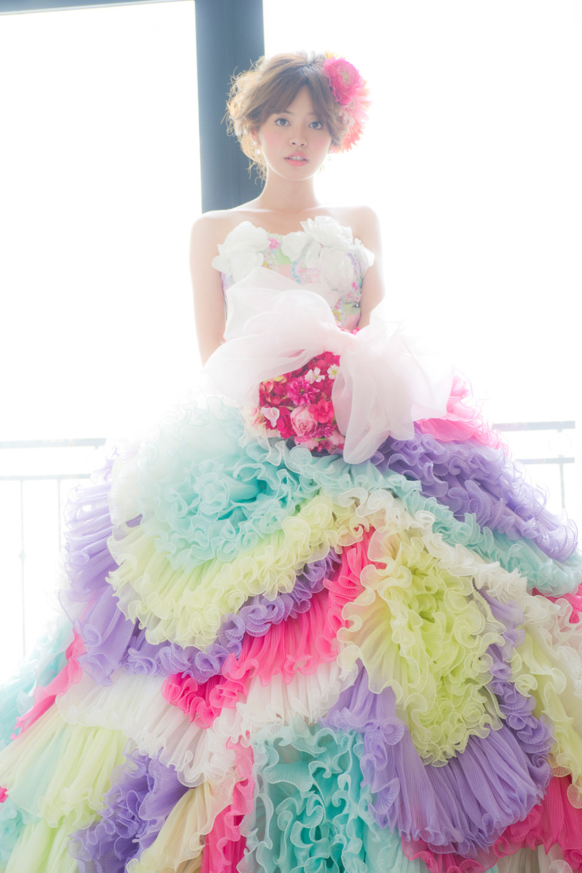 みんなをHAPPYにする♡レインボー・グラデーションドレスの人気カラードレス15選❀にて紹介している画像