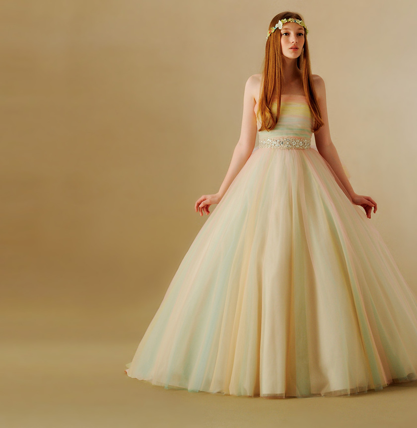 みんなをHAPPYにする♡レインボー・グラデーションドレスの人気カラードレス15選❀にて紹介している画像