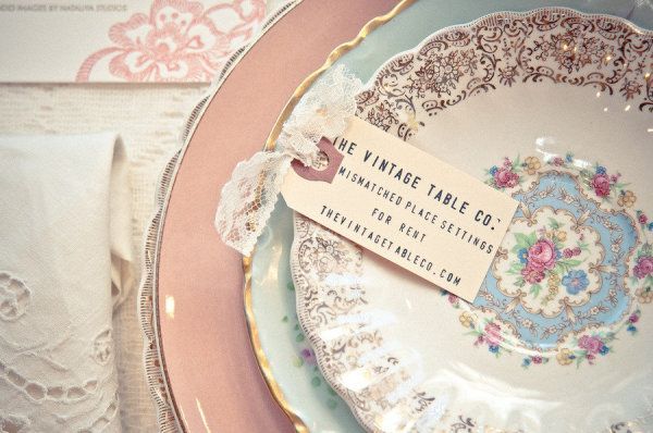 Shine with Style! Creating the Cutest Table Setting with Mismatched Dishes♡にて紹介している画像