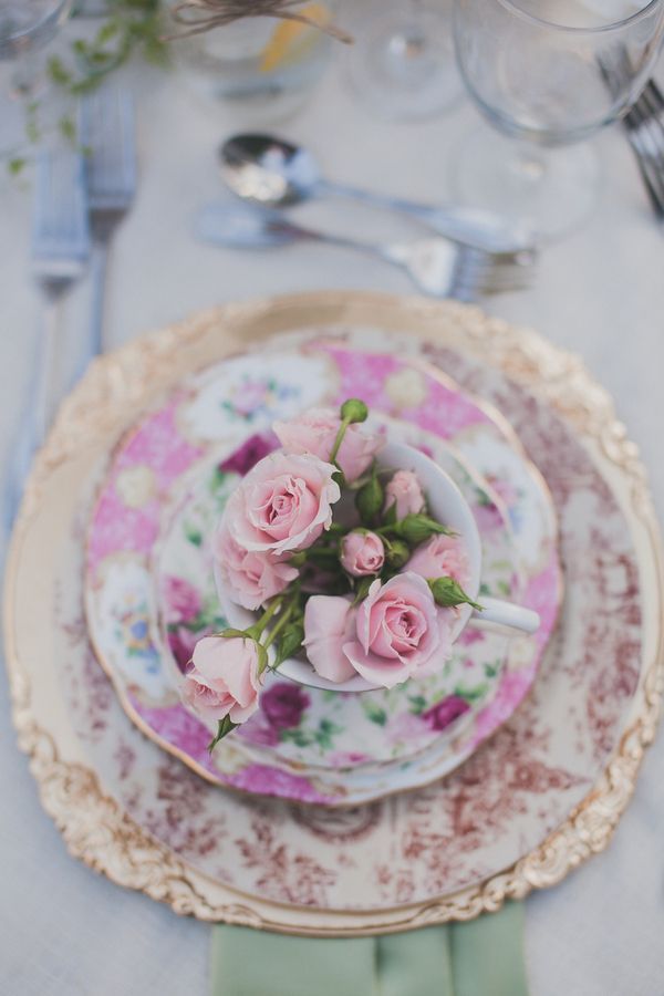 Shine with Style! Creating the Cutest Table Setting with Mismatched Dishes♡にて紹介している画像