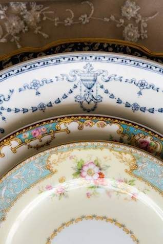 Shine with Style! Creating the Cutest Table Setting with Mismatched Dishes♡にて紹介している画像